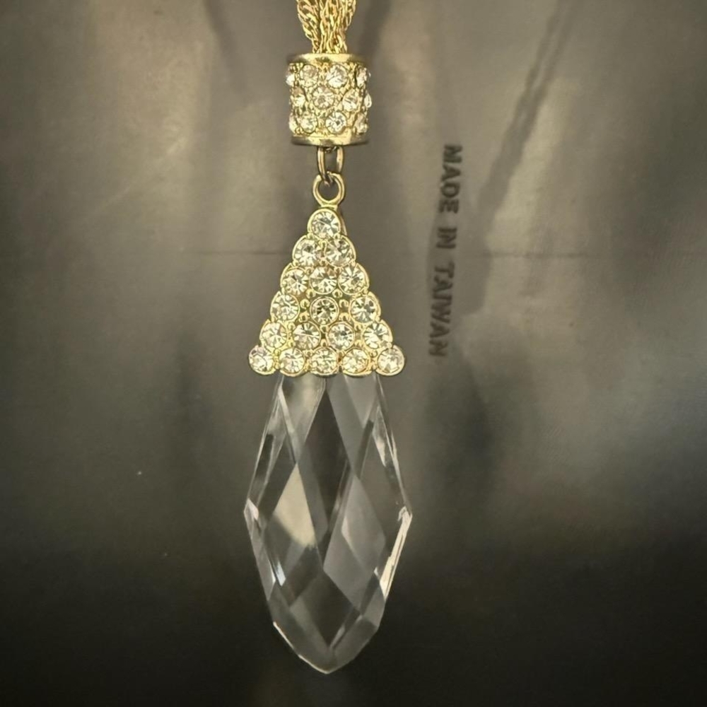Elegant Gold and Crystal Pendant Necklace